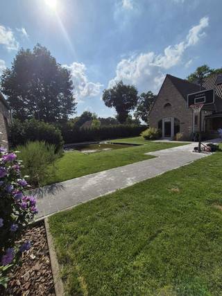 Recent gerenoveerde vrijstaande woning te Zevendonk Turnhout met zeer ruime garage/ magazijn (vergund) .Wordt volledig afgewerkt...