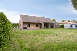 <strong>Ruimte, rust en mogelijkheden – dat is precies wat deze woning in Genk te bieden heeft.</strong><br /><br />Gelegen in een doodlopende straat, op een royaal perceel van <strong>11a90</strong>, geniet u van volledige privacy en een uiterst verzorgde woning waar u zich meteen welkom voelt.<br />Met een bewoonbare oppervlakte van maar liefst 200m² op het gelijkvloers, een ruime kelderverdieping van 200m² en een zolder van 140m², is dit een huis dat moeiteloos meegroeit met uw toekomstplannen.<br /><br />Het <strong>gelijkvloers </strong>start met een inkomhal en gastentoilet die u verwelkomen in de woning. Daarna komt u in de ruime, lichte leefruimte met zicht op de tuin, waar gezelligheid centraal staat. Deze ruimte sluit mooi aan op de halfopen keuken waarvan de toestellen in 2022 vernieuwd werden. Vanuit de leefruimte bereikt u de gezellige veranda, een heerlijke plek om tot rust te komen en te genieten van het uitzicht op het groen. Daarnaast vindt u op dit niveau nog drie comfortabele slaapkamers, een badkamer met zowel bad, douche én toilet, en een praktische berging/wasplaats voorzien van ingebouwde kasten.<br />De <strong>bovenverdieping</strong> verrast met een ruime zolder, bereikbaar via een vaste trap, die je volledig naar eigen wens verder kan afwerken – ideaal voor extra slaapkamers, een bureau of een hobbyruimte.<br />Ook de <strong>kelderverdieping </strong>biedt tal van troeven: de woning is volledig onderkelderd, opgedeeld in meerdere functionele ruimtes én voorzien van een garage voor 3 wagens met elektrische poort. Dankzij de royale indeling is dit bovendien de perfecte locatie voor wie een praktijkruimte of zelfstandige activiteit wil uitbouwen, zoals een kinépraktijk, personal training studio of beautysalon, etc.<br /><br />Buiten wacht een fraaie, volledig omheinde tuin, waar rust en privacy gegarandeerd zijn. Rolluiken zorgen voor extra comfort en veiligheid, terwijl de recente gascondensatieketel (2020) en het EPC-label C (236 kWh) bijdragen aan een energiezuinige woning. Daarnaast is de woning asbestveilig en de elektriciteit conform. <br /><br />De <strong>ligging </strong>is eveneens een groot pluspunt: een rustige buurt dichtbij Genk centrum met alle nodige voorzieningen vlakbij (winkels, openbaar vervoer, scholen, autostrade, ...).<br /><br /><strong>Kortom: deze woning combineert ruimte, licht en veelzijdigheid – een unieke kans voor wie op zoek is naar een instapklare thuis met eindeloze mogelijkheden in een topomgeving.</strong><br /><br />Interesse? Neem snel contact op en maak een afspraak voor een bezichtiging: 0496/174608 of katrien@hermania.be