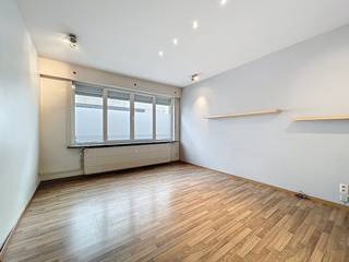 Appartement confortable avec deux chambres et une cour, en plein centre-ville de Gand, à l'ombre de l'emblématique Tour du livre.Disposition de l'appartement :hall d'entrée avec toilettes séparées - espace de vie spacieux et lumineux - cuisine ouverte entièrement installée (lave-vaisselle, plaques de cuisson, hotte) - salle de bain avec double vasque, douche et débarras avec raccordement machine à laver - chambre 1 avec lavabo - chambre 2 donnant accès à la cour fermée - rangement au sous-sol. Les avances mensuelles s'élèvent à 200,00 euros et sont destinées à : - avance sur les frais syndicaux - avance sur la consommation de chauffage privée L'appartement est disponible immédiatement !