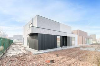 Deze nieuwbouwwoning biedt een sterke combinatie van moderne architectuur, comfort en hoog energie- en woontechnisch niveau in een goed bereikbare, groene locatie in Wingene. <br /><br />De woning is ideaal voor een gezin, die op zoek is naar ruime, lichtrijke ruimtes met een zuidgerichte tuin, in een kwalitatieve nieuwbouwsetting. <br />Dankzij de aandacht voor afwerking, duurzame technieken en de perfecte locatie, is de woning zowel aantrekkelijk als toekomstgericht.<br /><br />Woonindeling:<br />Inkomhal met vestiaire en gastentoilet, aan de voorzijde een functionele ruimte dat kan dienst doen als bureau/hobbyruimte/speelruimte of slaapkamer, eet- en leefruimte met open ingerichte keuken met aansluitend een ruime berging/wasplaats. <br />Op de verdieping hebben we 3 volwaardige slaapkamers, badkamer met dubbele lavabomeubel, ligbad en inloopdouche en apart toilet op de hal en een technische ruimte waar alle technieken worden voorzien (ventilatiesysteem D, vloerverwarming, zonnepanelen, warmtepomp type lucht/water).<br /><br />De woning beschikt daarnaast over een zuidgerichte tuin &amp; terras en privatieve parkeerplaatsen vooraan.<br /><br />Een belangrijk pluspunt van deze woning is dat de koper nog inspraak heeft in de binnenafwerking.<br />Vloeren, keuken en badkamer kunnen volledig worden gekozen volgens uw persoonlijke stijl en budget. Zo creëert u een woning die volledig aansluit bij uw eigen woonwensen — van modern minimalistisch tot warm en landelijk.<br /><br />Meer info en/of een plaatsbezoek, neem gerust contact op 0470 50 50 50 of info@futurimmo.be.