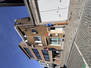 <p><strong>Wervik - Centraal gelegen woning met 5 slaapkamers</strong><br /><br />Ontdek deze <strong>volledig gerenoveerde en instapklare woning in Wervik</strong>, waar modern comfort en een praktische indeling perfect samenkomen. Met maar liefst <strong>5 slaapkamers</strong> en <strong>2 badkamers</strong> biedt deze woning volop ruimte voor gezinnen en wie graag extra leef- of werkruimte heeft. Dankzij de <strong>centrale ligging</strong> geniet u bovendien van winkels, scholen en andere voorzieningen op korte afstand. <strong>Een ideale gezinswoning waar u zonder zorgen uw nieuwe thuis van maakt!</strong><br /><br />Indeling<br />Gelijkvloers:Inkom, woonkamer, eetkamer, keuken, badkamer, wasruimte, extra bergruimte<br />1e verdiep: 2 slaapkamers, afzonderlijk toilet, dressing, badkamer<br />2e verdiep: 2 slaapkamers<br />3e verdiep: slaapkamer<br /><br />extra: kelder, 2 terrassen<br /><br />Troeven:<br /><br />- Volledig gerenoveerd en instapklaar,<br />- 5 slaapkamers,<br />- centraal gelegen,<br />- 2 badkamers<br />- Elektriciteit conform</p>