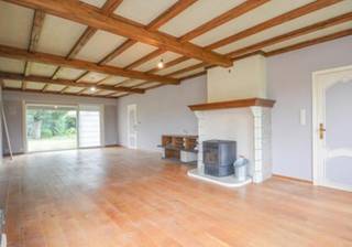 <p>Deze alleenstaande woning is <span><strong>rustig gelegen</strong></span> en biedt een mooie <span><strong>combinatie van ruimte, comfort en potentieel</strong></span>. <br />Via de inkomhal komt u in de <span><strong>lichtrijke woonkamer</strong></span>, waar de <span><strong>gezellige pelletkachel</strong></span> zorgt voor extra sfeer en u geniet van een <strong><span>aangenaam zicht op de tuin</span></strong>.<br />Aansluitend bevindt zich de <span><strong>gesloten keuken</strong></span>, die misschien wel een opfrissing kan gebruiken. Naast de keuken ligt een <span><strong>praktische berging</strong></span>.<br />De <span><strong>inpandige garage met sectionale poort</strong></span> zorgt voor <span><strong>extra comfort en voldoende bergruimte</strong></span>.<br />Op de verdieping bevinden zich <span><strong>4 volwaardige slaapkamers, waarvan 2 voorzien zijn van ingemaakte kasten</strong></span>.<br />De badkamer is uitgerust met een <span><strong>lavabo, toilet en een inloopdouche</strong></span>.<br />Daarnaast beschikt de woning over een <span><strong>zolder</strong></span> die dienst kan doen als extra bergruimte.<br />Er is een aangenaam <span><strong>terras en een tuinhuis</strong></span>, achteraan geniet u van een aangenaam, <span><strong>open uitzicht</strong></span>.<br />De rustige ligging maakt deze woning aantrekkelijk voor wie op zoek is naar een <span><strong>gezinswoning met veel mogelijkheden</strong></span>.<br />EPC : 417 en UC : 3857704 <br />Wenst u een bezoek ? Contacteer Peter : 0496/176878<br /> </p>