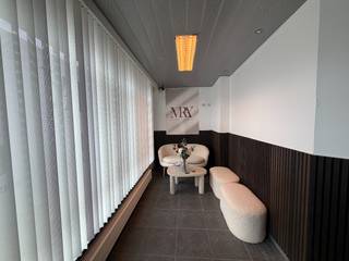 Dit centraal gelegen handelspand langs de Staatsbaan.<br />Op heden is het handelspand ingericht als bankkantoor. Dit is verdeeld in een wachtzaal, sas, onthaal met burelen, drie aparte bureauruimtes met burelen, apart toilet, kitchenette, berging en archiefruimte/oude kluis zonder beveiligingsdeur.<br />Achteraan is er een klein tuintje.<br />Voor het handelspand zijn er drie parkeerplaatsen.<br /><br />Verwarming: cv op aardgas.<br />Stadswater.<br />Elektriciteit op dag- en nachttarief.<br />EPC: C<br />Beschikbaar: 1/11/2026