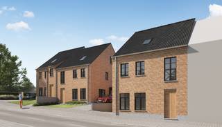 Ontdek deze nieuwe woningen die we bouwen in Halle. Je woont er in de buurt van een basisschool (op 500 m) en openbaar vervoer (bushalte op 140 m). Bovendien geniet je hier van een vlotte verbinding via de E19. Omgeven door prachtige natuurlijke landschappen, zoals het Hallerbos op slechts 1,5 kilometer afstand en het Provinciedomein Huizingen op minder dan 5 kilometer, beloven deze woningen een perfecte balans tussen stedelijk leven en rustige groene omgevingen.
Deze verrassend ruime nieuwbouwwoningen zijn ontworpen met het oog op modern comfort. Met een ruime inkomhal met toilet, een lichtrijke woon- en eetkamer, een open keuken, een handige berging en een carport, bieden ze een praktische en stijlvolle leefruimte op de begane grond. Op de bovenverdieping zijn er 3 slaapkamers, een badkamer, een bureauhoek en een extra toilet. Bovendien biedt de zolderverdieping de mogelijkheid voor nog eens 2 extra slaapkamers. In de zuidwest gerichte tuin wordt het volop genieten!
Je kiest zelf de afwerkingsmaterialen voor keuken, badkamer, vloeren en binnendeuren. Zo kan je precies wonen zoals jij het zelf wilt. Het gebruik van een warmtepomp, in combinatie met vloerverwarming en zonnepanelen zorgt ervoor dat jouw toekomstige energiefactuur onder controle blijft (E10).
