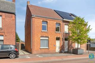 IN OPTIE! Deze half vrijstaande woning ligt in de onmiddellijke nabijheid van het centrum en beschikt over drie slaapkamers en een diepe tuin.In 2011...