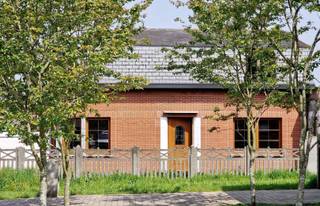 <p><span>immo Talenco verkoopt te Neerveldstraat 26 – 1745 Opwijk deze grotendeels gerenoveerde eengezinswoning van het type open bebouwing op een perceeloppervlakte van 6 are 20 ca, op een rustige locatie. Dit pand omvat onder meer een aparte zithoek (mogelijks gelijkvloerse slaapkamer daar deze volledig gescheiden is van de leefruimte), een gezellige woonkamer voorzien van een allesbrander met een open volledig geïnstalleerde keuken met ontbijthoek., een gelijkvloerse volledig ingerichte badkamer met ligbad, douche, dubbele wastafel in meubel, 2 ruime slaapkamers op de eerste verdieping, een garage met een aanpalende berging, een tuinberging/werkplaats van ± 36 m² en een aan te leggen tuin op het zuiden. De eigendom biedt tevens parkeermogelijkheid voor meerdere wagens. </span></p><p><span> </span></p><p><span>Renovatie applicatie:</span></p><p><span><span>https://web.setle.app/nl-be/estates/200a5f23-eba3-4666-91e6-ca0ac4b8af60/renovation</span></span></p><p><span> </span></p><p><span>Kelderruimte van 8,4 m² </span></p><p><span> </span></p><p><span>Gelijkvloers:<br /></span><span>Een ruime inkomhal met trappenhal naar de verdieping,</span><span> </span><span>een voorplaats aan de straatkant die kan ingericht worden als gelijkvloerse slaapkamer, een gezellige leefruimte met houtkachel en een volledig ingerichte open keuken met ontbijthoek, een gelijkvloerse geïnstalleerde badkamer voorzien van een dubbele wastafel in een meubel met spiegel – kolomkasten – een ligbad - een aparte douchecel – aansluitingen wasvoorzieningen (wasmachine /droogkast), een aanpalende garage met opbergruimte en een aan te leggen tuin met een tuinhuis van 36 m².</span></p><p><span> </span></p><p><span>Eerste verdieping:</span></p><p><span>Een nachthal, 2 ruime slaapkamers van ± 15,60 m² en ± 16.50 m²</span></p><p><span> </span></p><p><span>Algemene kenmerken:</span></p><p><span>Asbestattest aanwezig referentie: 20230220-000526.000<br />Binnenschrijnwerk: houten binnendeuren en trap voorzien van glas-in-lood ramen<br />Bouwjaar: 1948<br />Bodemattest OVAM: blanco - geen verontreiniging<br />Buitenschrijnwerk: grotendeels PVC – ramen/een paar houten ramen voorzien van dubbele beglazing HR glas - rolluiken in PVC (deels elektrisch bediend) – automatische sectionaalpoort <br />Bruikbare oppervlakte: </span><span>± 144 m²</span><span><br />C.V. aardgas – Vaillant Eco Tec Plus- condensatieketel – houtkachels – geen verwarmingselementen in de slaapvertrekken - radiatoren met thermostatische kranen – houtkachels – type allesbranders<br />EPC certificaatnummer 20240122-0003107803-RES-1 – 761 kWh/m² jaar – label F<br />G-score: A - P-score: A<br />Gevelafwerking te voorzien ter hoogte van de zijgevels en de achtergevel<br />(sierpleister/gevelbekleding) - Gevelbreedte: ± 4 m 80<br />Gewestinfo: woongebied met landelijk karakter<br />Kadastrale gegevens: Opwijk 1 Ad 23060 B0746/00T000<br />Kadastraal inkomen: +/- € 1060,00 - Kadastrale oppervlakte perceel: </span><span>±</span><span>  6 are 20 ca<br />Nutsvoorzieningen: aangesloten op de openbare nutsvoorzieningen<br />(water-elektriciteit-aardgas-rioleringsnetwerk) <br />Oriëntatie achtergevel: zuid<br />PV EI (elektrische installatie niet conform AREI) Rapportnr. RAP.1232.012.8762218.REV0<br /></span><span>Renovatieverplichting:</span><span> dit pand is onderworpen aan de renovatieplicht </span><span>van de Vlaamse overheid voor residentiële gebouwen (behoudens bij sloop binnen de 5 jaar na de aankoop). Consulteer voor meer informatie de website van het Vlaams Energie- en Klimaatagentschap via </span><span><span>https://www.vlaanderen.be/een-huis-of-appartement-kopen/renovatieverplichting-voor-residentiele-gebouwen</span></span><span><br /></span><span>Vloerplaat gelijkvloers betonplaat - stevige houten tussenvloer<br />Warmwaterproductie: gekoppeld aan ruimteverwarming – capaciteit XL – A-klasse </span></p><p><span>Bezoeken: na afspraak – contactpersoon: Ilona Bewaert </span><span> </span><span>– tel. 0496/22.02.66 – </span><span><span>www.immotalenco.com</span></span><span> - </span><span><span>info@immotalenco.com</span></span></p><p><span> </span></p><p><span> </span></p>