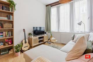 Op minder dan 100m van Vandepeereboomplein ofwel "De Leet" treffen we dit instapklaar appartement. Het bevindt zich op de eerste verdieping (geen lift) en is ideaal voor een investeerder, alleenstaande, koppel, ... . In onderstaande vind je de indeling alsook enkele interessante weetjes. <br /><br /><strong>Indeling van het pand </strong>
<ul>
<li>Leefruimte (22 m²) met open keuken (10 m²) voorzien van inductiekookplaat, combi-oven en ingebouwde koelkast. </li>
<li>Bureauruimte (6 m²) </li>
<li>Slaapkamer (14 m²) met aanpalende badkamer (5 m²) voorzien van douche en wastafel </li>
<li>Apart toilet (2 m²) </li>
</ul>
<br /><strong>Kenmerken: </strong>
<ul>
<li>Privatieve berging op het gelijkvloers voorzien van water en elektriciteit (2,4 m²)</li>
<li>Gunstige locatie </li>
<li>...</li>
</ul>
<br />Verhuurd voor € 630 per maand + € 50 gemeenschappelijke kosten. <br /><br /><strong>Meer informatie of een vrijblijvend bezoek? </strong><br />Contacteer Eden op 0470 43 78 21 of mail info@minthus.be