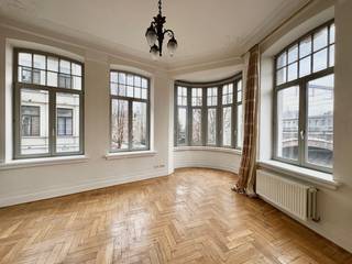 Ruim appartement met twee slaapkamers te huur, gelegen op de tweede verdieping in de geliefde Zurenborgwijk, op wandelafstand van het Centraal Station.<br /><br />Bij binnenkomst kom je in een ruime inkomhal die toegang biedt tot de zonnige woonkamer en de aangrenzende eetruimte. Grote ramen zorgen voor veel natuurlijk licht en een gevoel van ruimte. De volledig uitgeruste keuken sluit hier mooi op aan en beschikt over alle nodige toestellen.<br /><br />Het appartement telt twee slaapkamers. De eerste slaapkamer heeft een eigen badkamer met bad, terwijl de tweede slaapkamer voorzien is van een dressing en een eigen badkamer met douche. Daarnaast is er een apart toilet en een praktische berging met aansluiting voor de wasmachine.<br /><br />Bewoners hebben tevens toegang tot het gemeenschappelijk dakterras met een schitterend uitzicht over de stad, en kunnen gebruikmaken van de fitnessruimte met sauna, perfect om te ontspannen na een drukke dag.<br /><br />Huurprijs €1.575,00/maand + €175,00/ maand gemeenschappelijke kosten.<br />Elektriciteit en gas zijn individueel. Water individueel via tussenmeters. <br /><br />Het appartement is direct beschikbaar. <br /><br />Voor meer informatie of een afspraak voor een bezichtiging kan u contact opnemen via 03 203 02 02 of immo@sidimex.be