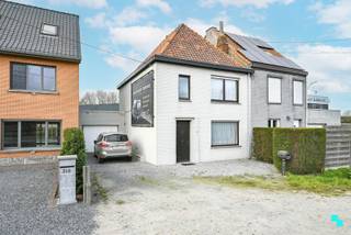 Deze charmante halfopen bebouwing ligt langs één van de belangrijkste verbindingswegen tussen Waregem en Zulte, ideaal voor wie op zoek is naar...