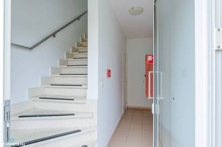 DUPLEXAPPARTEMENT MET AUTOSTAANPLAATS, GARAGEBOX EN KELDERBERGING NABIJ CENTRUM BILZENDit duplexappartement is gelegen in Schoonbeek, een...