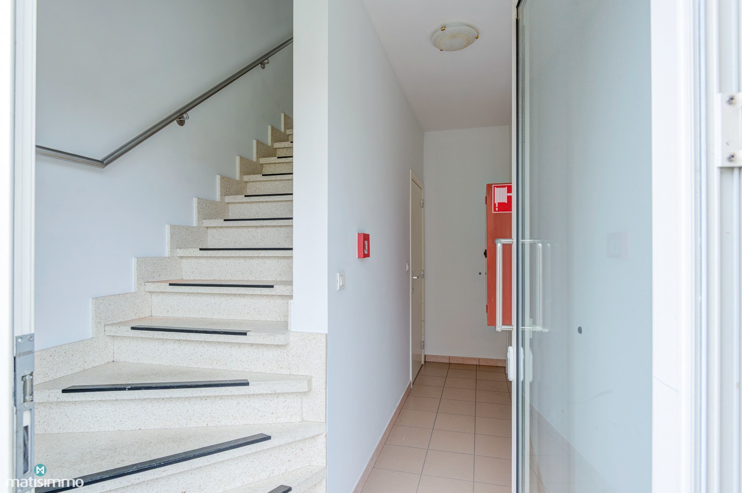 DUPLEXAPPARTEMENT MET AUTOSTAANPLAATS, GARAGEBOX EN KELDERBERGING NABIJ CENTRUM BILZEN - foto 3