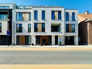 Deze penthouse is als enige appartement van dit project gelegen op de derde verdieping en maakt deel uit van residentie Léon gelegen te Beveren Glazenleeuwstraat met 8 wooneenheden. Dit pand beschikt over een groot privaat terras. U heeft toegang tot algemene fietsenberging en gemeenschappelijke bergruimte.Via de algemene inkomhal per trap of met de lift komt u rechtstreeks terecht in het appartement. De indeling van het appartement is als volgt: U betreedt het appartement via de inkomhal met apart toilet. Verder door betreedt u de naar eigen smaak in te richten keuken, met aangrenzende bergruimte en bureaumogelijkheden, en leefruimte met toegang tot het enorme terras. Op de nachthal bevinden zich nog twee ruime slaapkamers en een badkamerHet gehele project dient nog opgericht te worden, u kan dus nog steeds alle keuzes zelf maken. Ook heeft u de mogelijkheid om een achterliggende garagebox of carport aan te kopen.Nog enkele troeven van dit appartement: Vloerverwarming met lucht/water warmtepomp, videofoon, lift aanwezig met penthouse liftsturing, gemeenschappelijke berging en fietsenstalling, een laag energiepeil conform de geldende normen. Als we spreken over de prijs is dat exclusief btw, zonder registratie- en notariskosten! De plannen &amp; lastenboek zijn op afspraak en zeer vrijblijvend te bekijken.
