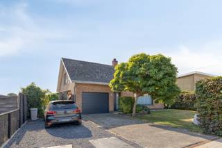 <span><span>Bent u op zoek naar een <strong>ruime open bebouwing met tal van mogelijkheden en een prachtig groen zicht</strong>? Dan is deze villa in Diksmuide beslist een bezoek waard.<br />Deze woning, gebouwd in 1970 en gelegen op een perceel van 1.083 m², combineert ruimte, comfort en een goede ligging. Achteraan geniet u van een prachtig open zicht over de omliggende weilanden, terwijl winkels, scholen en andere voorzieningen <strong>vlot bereikbaar</strong> zijn. Dankzij de <strong>ruime woonoppervlakte</strong> en de praktische indeling is deze woning ideaal voor gezinnen of voor wie op zoek is naar een woning met <strong>veel potentieel</strong>. Bovendien is de woning renovatieplichtig, waardoor u de perfecte <strong>kans </strong>krijgt om ze volledig naar eigen smaak te renoveren.<br /><br /><u>Indeling:</u><br />De woning verwelkomt u via een <strong>ruime inkomhal</strong> die toegang biedt tot de ruime leefruimte met eetplaats. Aansluitend bevindt zich de keuken met toegang tot een <strong>praktische was- bergruimte</strong>. Verder beschikt het gelijkvloers over een <strong>extra kamerruimte</strong>, een badkamer met ligbad en toilet en een diepe inpandige garage. Buiten geniet u van een ruime tuin met een prachtig open uitzicht over de omliggende weilanden en een <strong>private oprit</strong> met parkeergelegenheid voor meerdere wagens.<br />Op de bovenverdieping bevinden zich <strong>twee ruime slaapkamers</strong>, een dressing en een berging. Daarnaast beschikt de woning over een geïsoleerde zolderruimte die de mogelijkheid biedt om een <strong>extra slaapkamer</strong> of <strong>hobbyruimte</strong> te creëren.<br /><br /><u>Troeven:</u></span></span>
<ul>
<li><span><span>Goed gelegen open bebouwing;</span></span></li>
<li><span><span><strong>Perceel van zo'n 1.083 m²</strong>;</span></span></li>
<li><span><span>Prachtig groen en vrij uitzicht achteraan;</span></span></li>
<li><span><span>Regenwater- en stadswateraansluiting;</span></span></li>
<li><span><span>Ruime oprit en <strong>inpandige garage</strong>;</span></span></li>
<li><span><span><strong>Tal van mogelijkheden voor verdere inrichting en renovatie</strong>.</span></span></li>
</ul>
<span><span> De combinatie van een goed gelegen woning, een ruime bewoonbare oppervlakte, een <strong>schitterend uitzich</strong>t en het renovatiepotentieel maakt van deze woning een uitstekende opportuniteit voor wie op zoek is naar een <strong>ruime gezinswoning </strong>in een <strong>groene omgeving</strong>.<br /><br />Interesse? Contacteer Diksimmo voor meer informatie of een bezoek ter plaatse. Bel 051 50 11 51 of mail naar diksmuide@diksimmo.be.</span></span>