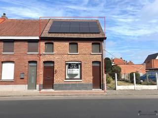 <p><span>Gezellige stadswoning met 3 slaapkamers, zonnepanelen en stadskoer in hartje Hamme</span></p><p><span>Ontdek deze gezellige woning, rustig gelegen in het centrum van Hamme. Dankzij de nabijheid van scholen, winkels, openbaar vervoer en belangrijke verbindingswegen geniet je hier van een bijzonder centrale en praktische ligging.</span></p><p><span>Via de inkomhal bereik je aan de voorzijde een handige </span><span>berging met wasplaats</span><span>. Verderop bevindt zich de </span><span>vernieuwde badkamer</span><span>, voorzien van een ruime douche, lavabomeubel, handdoekradiator en toilet.</span></p><p><span>Achteraan opent de woning zich naar een aangename </span><span>leefruimte met zithoek, eetplaats en open keuken</span><span>, uitgerust met gasfornuis, oven en spoelbak. Vanuit de leefruimte heb je toegang tot de gezellige </span><span>stadskoer</span><span>, waar je in alle rust van het buitenleven kunt genieten.</span></p><p><span>Een extra troef is de </span><span>praktische zijingang</span><span>. Ideaal voor fietsen, vuilnisbakken of andere spullen, zonder hiervoor door de woning te moeten.</span></p><p><span>Op de eerste verdieping bevinden zich </span><span>drie kamers</span><span>, waarbij één kamer toegang verleent tot de derde slaapkamer. Dit biedt verschillende mogelijkheden voor bijvoorbeeld een slaapkamer, bureau, dressing of hobbyruimte.</span></p><p><span>Ook op energetisch vlak heeft deze woning mooie troeven. Dankzij de </span><span>zonnepanelen en lucht-luchtwarmtepomp</span><span> kunnen zowel de leefruimte als de grootste slaapkamer efficiënt worden verwarmd én gekoeld.</span></p><p><span>Een gezellige en centraal gelegen woning met heel wat potentieel, ideaal voor wie op zoek is naar een betaalbare thuis die nog volledig naar eigen smaak kan worden afgewerkt.</span></p><p><span>Benieuwd naar deze woning? Plan vandaag nog je bezoek via 052 50 50 00!</span></p>