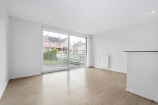 <p>Te koop: instapklaar appartement in het centrum van Strombeek-Bever, op wandelafstand van bosrijke omgeving en nabij openbaar vervoer.</p>
<p> </p>
<p>Dit appartement, gebouwd in 2014, combineert comfort met een praktische indeling. Dankzij de private tuin geniet u van buitenruimte in een stedelijke setting. Bovendien is er een staanplaats beschikbaar voor €18.000, wat het parkeren eenvoudig maakt. De ligging is ideaal: in het centrum, maar toch rustig, met snelle toegang tot invalswegen.</p>
<p>Belangrijkste ruimtes:<br />• Woonkamer met veel lichtinval en directe toegang tot de tuin<br />• Moderne keuken met voldoende opbergruimte<br />• Slaapkamer met ruimte voor een dubbel bed<br />• Kelder voor bijkomende opslagmogelijkheden<br />• Private tuin, perfect voor ontspanning<br />• Staanplaats (optioneel, €18.000)</p>
<p> </p>
<p>Troeven:<br />• Instapklaar appartement met private tuin<br />• Mogelijkheid tot aankoop van staanplaats (€18.000)<br />• Centrale ligging nabij bos, openbaar vervoer en invalswegen</p>
<p> </p>
<p>Neem vandaag nog contact op met je ERA-makelaar voor een bezoek.</p>
<p> </p>
<p>JOUW DROOMAPPARTEMENT. ZO GEVONDEN!</p>
