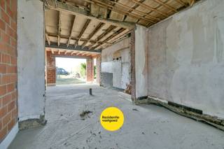 Welkom in deze woning gelegen in de Amersveldestraat 193 te Kortemark, een unieke opportuniteit voor wie op zoek is naar een project dat volledig naar eigen smaak en wensen kan worden afgewerkt.<br /><br />De woning bevindt zich momenteel in ruwbouwstaat, wat u de vrijheid geeft om de indeling, afwerking en technieken volledig zelf te bepalen. Dankzij de reeds aanwezige structuur en volumes beschikt deze eigendom over een uitstekende basis.<br /><br />De woning verwelkomd u in de inkomhal met ruim gastentoilet. Verder is er een ruime open zone die perfect kan worden ingericht als leefruimte, eetplaats en keuken. Aansluitend aan de keuken is er een praktische bergruimte/wasplaats voorzien. Verder beschikt de woning over een extra gelijkvloerse kamer die ideaal kan dienen als bureau of slaapkamer.<br /><br />De eerste verdieping biedt plaats voor drie volwaardige slaapkamers en een badkamer, waardoor deze woning perfect geschikt is voor gezinnen of wie nood heeft aan extra ruimte.<br /><br />Buiten geniet u van een aangename tuin en voldoende parkeermogelijkheden. De rustige, landelijke ligging zorgt voor een aangenaam woonklimaat, met een vlotte bereikbaarheid naar het centrum van Kortemark en omliggende gemeenten.<br /><br />De vermelde prijs is een richtprijs; elk bod, zowel hoger als lager, wordt voorgelegd aan de eigenaar, die zich het recht voorbehoudt dit te aanvaarden of te weigeren.<br /><br />Neem voorsprong met een vrijblijvende en gratis schatting van uw eigendom via:<br />www.residentievastgoed.be/gratisonlineschatten