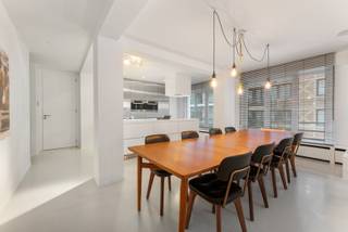 Modern en smaakvol ingericht hoekappartement met een uitgesproken loftgevoel, gelegen aan de Dumortierlaan vlak bij de Zeedijk.Het appartement is...