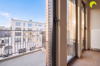 <p><span>In the center of Antwerp, in a side street of De Keyserlei, we find this recent building (2010) with 6 units. You can hardly live more central: in fact, you live here within walking distance of the central station, streetcar and bus, near stores and the city park.</span></p><p><span>On the fifth floor we sell a ready-to-use apartment of 92m² with 1 bedroom and office (or children's room), a bathroom with bath, a separate toilet, a laundry room and a nice living room with open kitchen. On the rear terrace you can enjoy the afternoon and evening sun in peace.</span></p><p><span>In the basement there is another private storage room as well as a deep car parking space that is for sale for 35,000.</span></p><p><span> </span></p><p><span>The monthly provision amounts to 115 (costs of trustee, elevator, block policy, electricity common parts). Utilities such as gas, electricity and water are individual.</span></p><p><span>The apartment has an EPC label A and electricity is compliant.</span></p><p><span> </span></p><p><span>The apartement, which has always been easily rented, is immediately free by deed.</span></p><p><span>Are you looking for an apartment or rental property in the heart of Antwerp, make an appointment for a viewing!</span></p><p><span> </span></p><p><span>useful information:</span></p><p><span> </span></p><p><span>- EPC 93 kWh (m²/year)</span></p><p><span>- urban development in application</span></p><p><span>- P- and G-score A</span></p><p><span> </span></p><p><span>Make your appointment now! Call 03-449 42 41 or email hallo@habicom.be</span></p><p><span>Curious about the value of your home?  Check it for free at www.watismijnhuiswaard.be</span></p>