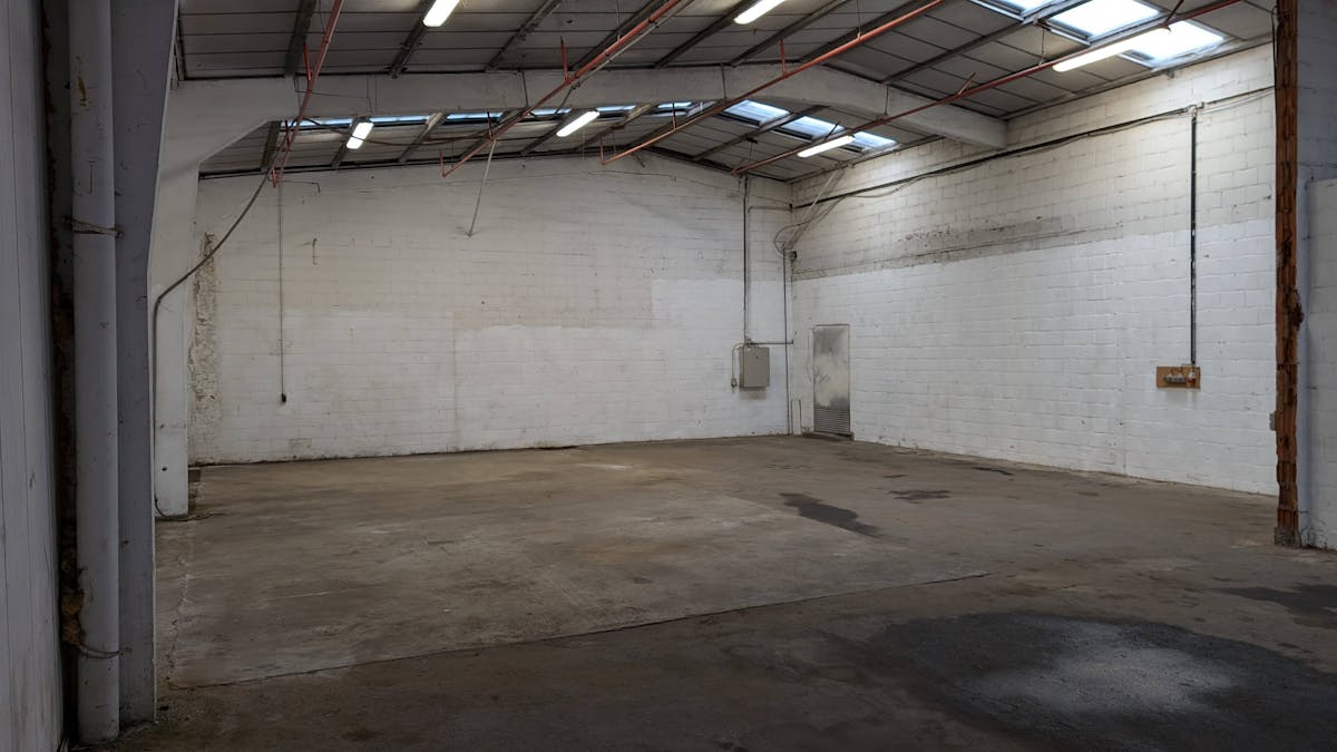 Magazijn van 200 m² te huur in Poperinge. - foto 2