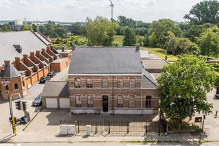 Bent u op zoek naar een uitzonderlijke woning met karakter en uitstraling?<br />Deze prachtig gerenoveerde pastorij combineert op harmonieuze wijze historische charme met hedendaags wooncomfort. Hoge plafonds, authentieke schouwen, grote raampartijen en overvloedig natuurlijk licht creëren een unieke woonbeleving vol ruimte en elegantie.<br />De woning biedt bijzonder veel mogelijkheden. Dankzij meerdere slaapkamers, royale leefruimtes en diverse polyvalente kamers is dit de perfecte thuis voor gezinnen, zelfstandigen of wie wonen en werken wil combineren. Een praktijk of kantoor aan huis behoort hier moeiteloos tot de mogelijkheden. De ruime zolder biedt bovendien extra potentieel voor uitbreiding of verdere invulling.<br />Ook praktisch werd aan alles gedacht: een kelder, dubbele garage en een onderhoudsvriendelijke, sfeervol aangelegde tuin dragen bij aan het dagelijkse comfort.<br />De ligging vormt een absolute meerwaarde. Centraal gelegen, met winkels, scholen en openbaar vervoer op wandelafstand én een vlotte verbinding met de E40. Hier woont u rustig, maar toch uitstekend bereikbaar.<br />Een unieke eigendom voor wie op zoek is naar karakter, comfort en toekomstgericht potentieel.<br />Een woning die u absoluut gezien moet hebben. Contacteer Katrien: 0473/42.76.99. - katrien@cornelis-goeman.be<br /><br />Vraagprijs: € 645.000