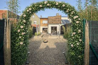 <br /><strong>INSTAPKLARE STADSWONING</strong> met <strong>GARAGE</strong> en zonnige tuin op wandelafstand van het <strong>CENTRUM VAN OUDENAARDE</strong>. De woning is voorzien van <strong>DAKISOLATIE, DUBBELE BEGLAZING</strong> en een <strong>RECENTE CV-KETEL</strong>. U betreedt de woning via de inkom die toegankelijk is langs de inpandige garage en komt vervolgens in de gezellige woonkamer met aansluitend een <strong>INGERICHTE KEUKEN EN EETPLAATS</strong>. Daarnaast beschikt de woning over een <strong>HANDIGE KELDER</strong> die extra bergruimte biedt. Op de verdieping bevinden zich <strong>DRIE SLAAPKAMERS</strong>,  open nachthal met zithoek en een ingerichte badkamer. Buiten geniet u van een <strong>ONDERHOUDSVRIENDELIJKE TUIN MET ZONNIG TERRAS</strong>, ideaal om in alle rust te ontspannen. De ligging aan de <strong>RAND VAN DE STAD</strong> zorgt voor een rustige woonomgeving met <strong>WINKELS, HORECA</strong> en voorzieningen van het centrum van Oudenaarde op wandelafstand, terwijl de <strong>VLOTTE VERBINDING NAAR DE N60</strong> een goede bereikbaarheid garandeert.<br /><br />Adres: Pauwel Vander Scheldenstraat 9 te Oudenaarde<br /><br />Geen renovatieplicht; P-score: C, G-score: A