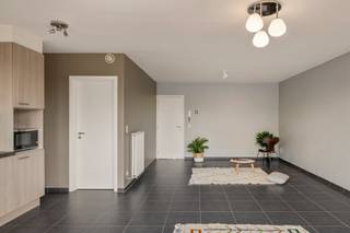 <p><strong>Sommige appartementen voelen vanaf de eerste stap gewoon juist aan. Dit instapklare tweeslaapkamerappartement combineert licht, ruimte en comfort met een centrale ligging vlak bij het centrum van Lint. Winkels, scholen, openbaar vervoer en ontspanning bevinden zich allemaal op wandel- of fietsafstand, waardoor het dagelijkse leven hier bijzonder vlot verloopt.</strong></p><p></p><p><strong>Leven met licht</strong></p><p></p><p>De leefruimte vormt het kloppende hart van het appartement. Dankzij de grote raampartijen geniet je hier de hele dag van een aangename lichtinval. De keuken sluit naadloos aan op de woonkamer, waardoor koken, tafelen en ontspannen moeiteloos in elkaar overvloeien. De keuken is uitgerust met een nieuwe vaatwasser en combi microgolfoven. Een koelkast dien je nog zelf te voorzien.</p><p>Vanuit de leefruimte stap je rechtstreeks het ruime, westgerichte terras op. Met een open zicht is dit de ideale plek om na een drukke dag nog even buiten te genieten van de zon.</p><p></p><p><strong>Ruimte die meedenkt</strong></p><p></p><p>Het appartement beschikt over twee volwaardige slaapkamers die zich moeiteloos aanpassen aan jouw woonwensen. Of je nu extra ruimte zoekt voor een kinderkamer, logeerkamer of een comfortabele thuiswerkplek, hier kan het allemaal. De slaapkamer aan de voorzijde beschikt bovendien over een eigen terras, waardoor ook daar het buitengevoel nooit ver weg is.</p><p></p><p><strong>Comfort tot in de details</strong></p><p></p><p>Niet alleen binnen, maar ook praktisch zit alles hier goed. Achteraan het gebouw beschik je over een ruime private garagebox en een afgesloten fietsenberging. Extra opbergruimte, veilig je fiets stallen en altijd een eigen parkeerplaats: het zijn net die dagelijkse gemakken die het verschil maken.</p><p>Ook op energetisch vlak scoort dit appartement sterk. Met een EPC-label B woon je hier comfortabel én energiezuinig, met oog voor de toekomst. De recente aanpassingen, waaronder een nieuwe verwarmingsketel met volledige renovatie van de gemeenschappelijke schouw en vernieuwende afvoerbuizen in de badkamer, zorgen ervoor dat je met een gerust gemoed je intrek kan nemen. Het volledige appartement is bovendien recent opnieuw geschilderd, een extra plus!</p><p></p><p><strong>Waarom je dit appartement wil ontdekken</strong></p><p></p><p>Dit is een appartement waar je zonder zorgen je intrek neemt. Een lichtrijke leefruimte, twee volwaardige slaapkamers, twee terrassen, een private garagebox, een afgesloten fietsenberging en een uitstekende ligging vlak bij het centrum van Lint maken van dit appartement een bijzonder complete thuis.</p><p></p><p>Interesse? Lier@ugly.be</p>
