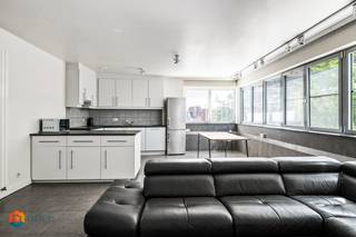 Op een toplocatie in het hart van Kampenhout bevindt zich dit smaakvol instapklaar appartement met 1 slaapkamer. Dankzij de centrale ligging geniet u van een uitstekende bereikbaarheid, terwijl winkels, scholen, horecazaken en openbaar vervoer zich op wandelafstand bevinden.<br /><br />Het appartement is gelegen op de eerste verdieping en verwelkomt u via de hal die toegang biedt tot de ruime en lichtrijke leefruimte. De grote raampartijen zorgen voor een aangename lichtinval en creëren een warme, open sfeer. Hier is voldoende plaats voor zowel een gezellige zithoek als een aparte eetruimte. Aansluitend bevindt zich de volledig uitgeruste keuken, voorzien van kwalitatieve toestellen. De berging naast de keuken is voorzien van een aansluiting voor was -en droogmachine.<br />Via de nachthal bereikt u de badkamer, uitgerust met een lavabo, ligbad en douche. Verder beschikt het appartement over een zeer comfortabele slaapkamer, voorzien van airconditioning. De slaapkamer geeft rechtstreeks toegang tot het terras, waar u in alle rust kunt genieten van een zonnig moment of een ontspannen avond.<br />Daarnaast beschikt het appartement over een fietsenberging en een parkeerplaats, wat het wooncomfort verder verhoogt.<br /><br />Indien u op zoek bent naar een recent gerenoveerd appartement met 1 slaapkamer op een centrale ligging in Kampenhout, dan is dit een uitstekende opportuniteit. Contacteer ons vrijblijvend via 0475 47 59 76 of bezoek www.boonstravastgoed.be voor meer informatie.<br /><br />Bijzonderheden:<br />- Airco<br />- Instapklaar<br />- Centrale ligging in hartje Kampenhout