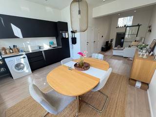 Dit mooi appartement bevindt zich op de eerste verdieping van een gebouw gelegen aan de volledig vernieuwde Paardenmarkt, in de populaire wijk Het Eilandje.<br /><br />Het appartement is enkel toegankelijk met de trap en bestaat uit een ruime leefruimte met open keuken die voorzien is van een inductievuur, een vaatwasser, een koelkast met vriesvak, een combi oven en een afwasbak. Gastentoilet met handenwasser is hier ook aanwezig. Via de hal komt u uit in een tussenkamer met terras. Aan de achterzijde bevindt zich een ruime slaapkamer met een badkamer die voorzien is van een toilet, regendouche, lavabo en aansluiting voor wasmachine. <br /><br />De maandelijkse gemeenschappelijke kosten bedragen €35,00.<br />De meters van gas, water en elektriciteit zijn individueel.<br /><br />BESCHIKBAAR VANAF 01 DECEMBER 2026