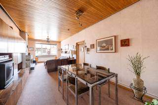 Voor de huizenjagers die graag de vrijheid hebben om hun eigen ding te doen: ontdek dit appartement van ca. 82 m² met terras, gelegen op de 2e verdieping van een charmant, kleinschalig gebouw in Merksem. In de hal valt er dankzij het authentieke dakraam zelfs op een sombere dag veel licht binnen.
Via de inkomhal betreedt u de ruime leefruimte, waar de brede raampartijen zorgen voor een mooie natuurlijke lichtinval. Aansluitend bevindt zich de keuken met toegang tot het ZWgeoriënteerd overdekt terras met zicht op het groen. Verder beschikt het appartement over een ruime slaapkamer met aansluitende badkamer, die indien gewenst van functie kunnen wisselen, en een extra kamer die perfect dienst kan doen als bureau of dressing. Een private kelder zorgt tot slot voor de nodige extra bergruimte.
Het appartement wordt verwarmd via centrale verwarming met een condensatieketel van Vaillant uit 2009. De ramen zijn deels uitgevoerd in aluminium en deels in hout en beschikken over enkel glas.
Hoewel het appartement aan vernieuwing toe is, biedt het heel wat mogelijkheden om er volledig naar eigen smaak uw droomwoning van te maken.
Uw nieuwe thuis is Rustig gelegen nabij Park Roosendaal en het Bouckenborghpark, met winkels, scholen, openbaar vervoer en belangrijke invalswegen binnen handbereik.
Stedenbouwkundige inlichtingen in aanvraag.
Voor meer informatie of een gratis waardebepaling van uw vastgoed kan u een aanvraag invullen op onze website of even bellen op het nr. 03/345.88.99.