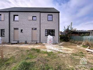 PLUSPUNTEN: + perceeloppervlakte: 3a09ca+ bewoonbare oppervlakte: 168,00 m²+ rechtse woning lot 2 (nr. 4A)+ 3 slaapkamers+ grote zolder+...