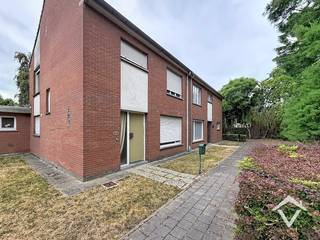 Deze woning is gelegen in het Biezenhof, één rustige woonwijk aan de rand van Roeselare. De wijk Biezenhof is typerend voor zijn vlotte bereikbaarheid naar de ring, het Mamoetcenter alsook het stadscentrum! <br /><br />De indeling van deze woning is als volgt: voortuin - inkomhal - apart toilet - living - aparte keuken met berging - ruime garage met berging - ruime, afgesloten tuin met oprit. De tuin is toegankelijk via de achterzijde van de woning. Wat handig is voor tuinafval alsook stockage van fietsen etc. <br />Verdiep 1: nachthal - 3 volwaardige slaapkamers en badkamer. Via een uitschuifbare ladder is er toegang naar één ruime zolder. <br /><br />Troeven:<br />- Gunstige, centrale ligging<br />- Stevige woning: tussenverdiepen in beton<br />- Garage<br />- Toegang via achterliggende weg<br />- Ideaal voor één gezin, zowel jong als oud<br /><br />Contacteer ons vandaag nog voor één afspraak ter plaatse!