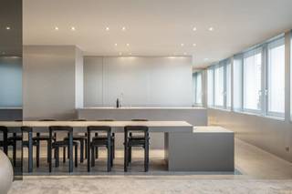 Deze prachtige, lichtrijke loft met een bewoonbare oppervlakte van maar liefst 192 m² is gelegen in de Sint-Jorisstraat te Kortrijk, op wandelafstand van het station en het bruisende stadscentrum. Bovendien geniet u hier van een vlotte verbinding naar belangrijke invalswegen.De loft werd in 2022 volledig en kwalitatief gerenoveerd en vormt vandaag een uniek en instapklaar geheel waar ruimte, licht en comfort centraal staan.Indeling:- Ruime en lichtrijke leefruimte, harmonieus opgedeeld in een gezellige zithoek en een eetplaats- Volledig geïnstalleerde keuken, uitgerust met dubbele spoelbak, kookplaat met dampkap, koelkast, oven, microgolf, vaatwasser en tal van ingemaakte kasten- Master bedroom met walk-in dressing en ensuite badkamer, voorzien van ligbad, inloopdouche en stijlvol lavabomeubel- Tweede slaapkamer met eigen lavabomeubel en aansluitende bergruimte met voorzieningen voor wasmachine en droogkast- Derde volwaardige slaapkamerExtra troeven:- volledig gerenoveerd in 2022- conforme elektriciteit - energetische topper! (145 kWh/m²jaar - B label)- privé berging aanwezig van +/- 20 m²- gemeenschappelijke fietsenberging- gemeenschappelijk terras van 92 m²Wenst u meer info over deze woning of wenst u een bezoek ter plaatse? Contacteer Alissia Dewitte (0472 18 64 21 - alissia.dewitte@dewaele.com)De eigendom wordt aangeboden via de Power-sale formule. Van 18/05/2026 om 09:00 tot 22/05/2026 om 12:00 kan u de woning op afspraak komen bezichtigen en een bod uitbrengen. De vermelde prijs is een instelprijs. Voor meer info, gelieve contact op te nemen met de dossierverantwoordelijke.Bestuursmaatregelen in het maatregelenregister: in aanvraag