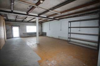 Deze ruime en polyvalente opslagruimte van 615 m2 is gunstig gelegen langs de Aalstersesteenweg in Ninove, een vlot bereikbare locatie met goede verbinding naar Aalst en omliggende regio.  Het pand beschikt over opslagruimte, alsook toiletten en vergaderzaal.  Dankzij de zichtbare ligging is het gebouw ook interessant voor ondernemers die bereikbaarheid en functionaliteit combineren. De poort vooraan het gebouw is sectionaal en kan uitgebreid worden. Tevens is er een nog een bovenverdieping, kelder en buitenplaats achteraan het gebouw. Interesse in dit pand? Vraag vrijblijvend u bezoek aan via 0491/14.25.66. Doorgang enkel vooraan aan straatzijde ( via de poort)