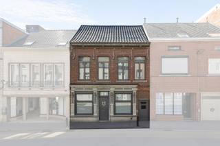 <p>Voor meer info of een bezoek, bel 054 69 39 36 - Op een boogscheut van het centrum van Ninove bevindt zich deze<strong> ruime en karaktervolle woning </strong>met een rijke geschiedenis.<strong> Oorspronkelijk daterend van 1850 en in het verleden uitgebaat als restaurant, werd het pand door de huidige eigenaars volledig ingericht als een volwaardige ééngezinswoning.</strong> Goede ligging nabij de verbindingsweg naar Brussel, Halle en Aalst. Het treinstation, stadspark, winkels, scholen en openbaar vervoer bevinden zich op een steenworp. Het gelijkvloers biedt <strong>een ruime polyvalente ruimte die perfect kan dienen als kantoor, praktijkruimte of leefruimte</strong>. Er bevindt zich een ruime keuken, een berging, een wasplaats en twee toiletten. Op de eerste verdieping bevindt zich een gezellige leefruimte, een nachthal<strong>, twee slaapkamers</strong> (waarvan één eenvoudig kan worden opgesplitst), een dressing en een badkamer. Zolder met uitvaltrap aanwezig. Verder beschikt de woning over<strong> een charmant binnenkoertje, een zijdelingse erfdienstbaarheid, een aangelegde tuin met terras en vijver, en achteraan het perceel een privatieve parkeerplaats.</strong> Cv op aardgas - Buitenschrijnwerk in pvc en hout met dubbele beglazing  - Vernieuwd dak - Nieuwe verwarmingsketel (Maatregelenregister en stedenbouw in aanvraag)</p>