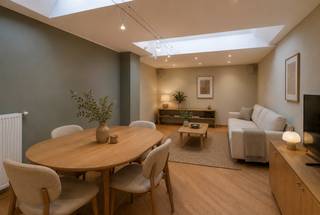 Vous recherchez la combinaison parfaite entre plage, shopping et ambiance de vacances ? Cet appartement de plain-pied avec 2 chambres offre tout cela. Idéalement situé entre la Place du Triangle et la Digue de Mer, au cœur du Zoute, vous rejoignez la plage en quelques pas seulement.<br />Les célèbres rues commerçantes (Kustlaan et Dumortierlaan) ainsi que de nombreux restaurants conviviaux se trouvent également à proximité immédiate.<br />Grâce à son accès aisé de plain-pied, cet appartement constitue une opportunité idéale pour ceux qui recherchent un logement confortable, une résidence secondaire sans souci ou un investissement immobilier rentable à Knokke.<br />Possibilité de location pour les vacances, les week-ends ou de courtes durées, par exemple via Airbnb. Rendement locatif intéressant.