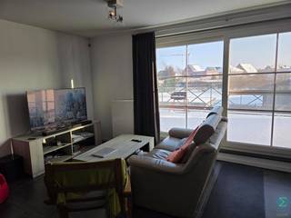 <span><strong><span>Recent 2-slpk appartement met groot zuid georiënteerd terras, kelderberging en ondergrondse autoparkeerplaats.</span></strong></span><br /><br /><span><strong>BEZOEKERSSTOP VOOR HET EERSTE BEZOEKMOMENT.</strong></span><br /><br />Bij binnenkomst stap je de woonkamer binnen met open keuken, die uitkomt op een zeer ruim zuidgeoriënteerd terras van 45 m², ideaal om van de zon te genieten. <br />Vanuit de nachthal bereik je de twee slaapkamers, die eveneens uitgeven op het terras, een badkamer met inloopdouche en badkamermeubel, en een apart toilet. <br />Handige extra’s zoals een berging, een ondergrondse parkeerplaats en een kelderberging maken dit appartement compleet. Dankzij de centrale ligging ben je vlakbij winkels, horeca en openbaar vervoer, waardoor alles binnen handbereik ligt.<br /><br /><span><strong>EPC</strong></span>: 92 kWh/m²<br /><br /><span><strong>Huurprijs </strong></span>: €905,00 per maand inclusief servicekosten.<br /><br /><span><strong>Beschikbaarheid</strong></span>: 01/04/2026.