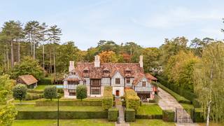 Magnifique villa Tudor anglaise entièrement sous-sol (338m²) avec 4 salons, salle à manger, 5 chambres, 4 salles de bains et un immense...
