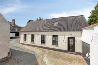 WELKOM IN AFFLIGEM: EEN UNIEKE HOEVE MET MODERNE ARCHITECTUUR EN EEN PRACHTIGE RUIME TUINDeze volledig vernieuwde hoeve combineert op een stijlvolle manier de charme en authenticiteit van een karaktervolle woning met het comfort en de architecturale uitstraling van een moderne nieuwbouw. Dankzij de doordachte indeling, royale leefruimtes en prachtige lichtinval is dit een bijzonder aangename en veelzijdige gezinswoning.Bij het binnenkomen verwelkomt de inkomhal u met een apart gastentoilet. Vervolgens komt u in de volledig ingerichte keuken, afgewerkt met kwaliteitsvolle materialen en voorzien van alle nodige comfort. Aansluitend bevindt zich de ruime woonkamer in de moderne achterbouw. De indrukwekkende raampartijen zorgen hier voor een overvloed aan natuurlijk licht en bieden een prachtig zicht op de prachtige tuin.Op het gelijkvloers bevinden zich daarnaast een eerste slaapkamer, een badkamer, een praktische wasplaats en een extra berging.De eerste verdieping beschikt over een ruime en veelzijdige nachthal. Deze ruimte kan perfect ingericht worden als bureau, hobbyruimte of extra opbergruimte. Verder bevindt zich hier nog een volwaardige slaapkamer, een compacte slaapkamer/bureau en een tweede badkamer.Een absolute troef van deze woning is de uitzonderlijk ruime opslagruimte van maar liefst circa 100 m². Deze ruimte biedt tal van mogelijkheden en kan onder meer dienstdoen als garage, werkplaats, hobbyruimte of extra opslagruimte.Ook parkeergelegenheid is hier ruimschoots aanwezig. Dankzij de twee afzonderlijke opritten kunnen er samen maar liefst vijf wagens worden geparkeerd.De woning verkeert in uitstekende staat en is volledig instapklaar. Ze is voorzien van dubbele beglazing en wordt verwarmd via een condenserende aardgasketel. Ook buiten geniet u van een bijzonder aangename omgeving. De fraai aangelegde tuin is zuidwestelijk georiënteerd, waardoor u zowel in de tuin als in de woonkamer volop kunt genieten van natuurlijk zonlicht.Een unieke woning voor wie op zoek is naar ruimte, comfort en karakter, gecombineerd met een moderne architecturale uitstraling.