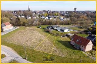 Immo Van Middelem verkoopt deze mooie bouwgrond op +/- 3a98ca, RUSTIG gelegen maar OP WANDELAFSTAND van het CENTRUM van Asse met alle nodige...