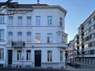 Dit prachtig afgewerkte appartement bevindt zich op de tweede verdieping van de bruisende IJzerlaan. Dankzij de uitstekende ligging geniet u van een vlotte bereikbaarheid via belangrijke invals- en uitvalswegen, het openbaar vervoer, het historische stadscentrum en het station Gent-Sint-Pieters, die zich allemaal in de nabije omgeving bevinden.<br /><br />De imposante inkomhal zet meteen de toon voor de rest van het gebouw en biedt toegang tot de traphal, de privatieve kelderberging en de gemeenschappelijke fietsenstalling. Bij het betreden van het appartement komt u terecht in een oase van rust, mede dankzij de kwalitatieve isolatie en hoogrendementsbeglazing. Bovendien zorgt het gunstige EPC voor een energiezuinig verbruik en lage energiekosten.<br /><br />Het appartement wordt gekenmerkt door hoogwaardige afwerkingsmaterialen, een overvloed aan natuurlijk licht en is uitgerust met verlichting en verduistering. De indeling is als volgt: een inkomhal, een praktische berging met aansluiting voor een wasmachine en droogkast, een lichtrijke open leefruimte met zit- en eethoek, een volledig uitgeruste keuken, een slaapkamer, een badkamer met inloopdouche en een afzonderlijk toilet.<br /><br />Het appartement is beschikbaar vanaf 1 augustus 2026 en wordt verhuurd aan € 1.000 per maand, aangevuld met een vaste bijdrage van € 50 per maand voor de gemeenschappelijke kosten (exclusief EGW). Er wordt gewerkt met een huurovereenkomst van drie jaar en domiciliering is verplicht.<br /><br />