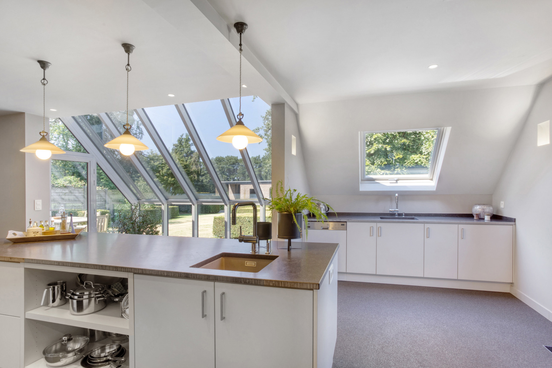 Rustig gelegen woning (4slk) met bijgebouwen op 2 bouwgronden - foto 1