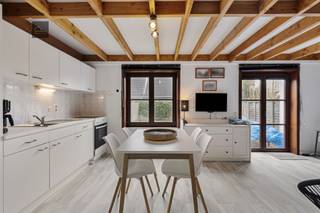 <p>Maison de vacances spacieuse avec 2 chambres, jardin et emplacement.</p><p> Découvrez cette maison de vacances spacieuse, confortable et modernisée avec 2 chambres à coucher, un jardin et un emplacement à Bredene. <br />Idéalement située à deux pas de la plage et de la mer, mais aussi à proximité du tram, de la route côtière, d'Ostende, de l'E40, de la gare...</p><p>Cette propriété est idéalement située dans le parc tranquille "Zeebos". Vous pouvez entrer en voiture et conduire jusqu'à votre maison de vacances où une place de parking est fournie, appartenant à votre maison.</p><p>Layout:<br />La maison est située à 100 mètres de l'entrée du domaine. Dans un endroit très calme, dans la boucle du parc. Vous n'êtes donc pas gêné par la route et/ou les voisins vers l'entrée du parc, autres que les maisons du côté de la rue. Vous arrivez donc directement dans votre oasis de calme.</p><p>Nous trouvons le hall d'entrée, la salle de bains, les toilettes, l'espace de vie ouvert et spacieux où se trouve la cuisine, les sols ont été remplacés par un stratifié moderne. Les fenêtres s'ouvrent sur votre propre jardin où il n'y a pas de vue sur les autres chalets. Votre propre coin de paix et de tranquillité au bord de la mer. En montant à l'étage, on trouve deux autres chambres spacieuses et douillettes sous le toit, assez grandes pour accueillir chacune un lit double.</p><p>A l'extérieur, il y a un grand espace de rangement pour le matériel de jardinage et les vélos. (machine à laver...) <br />Fournisseur au choix, l'électricité est comprise dans les frais de syndic, l'eau est individuelle.<br />La propriété est vendue meublée.<br />Domicile possible.</p><p>Chauffage : électrique, céramique (économique)</p><p>La haute clôture extérieure entourant le terrain offre beaucoup d'intimité supplémentaire.</p><p>Cette propriété est l'ultime opportunité d'acheter une maison de vacances, qui est également située au calme dans un domaine propre.</p><p>Pour plus d'informations ou une visite :</p><p>karel@home4you.be<br />0470342025</p><p>disponible 7/7, également en dehors des heures de bureau.</p>