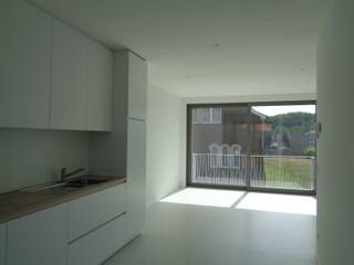 Recent (2018) 2-gevel woning met garage, gelegen in het centrum van Sterrebeek.Gelijkvloers: garage (30m²) voor 2 wagens, berging / wasplaats en...