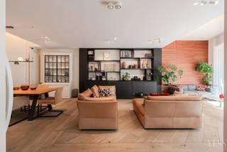Cet appartement spacieux a été construit à partir de matériaux durables. La sensation d’espace est garantie par ses belles hauteurs sous plafond (3m15) et la lumière douce crée une expérience de vie merveilleuse.<br /><br />Rez-de-chaussée : hall d’entrée, salon spacieux avec de grandes fenêtres avec stores automatiques, une cuisine ouverte magnifiquement installée, une buanderie, un débarras avec toutes les connexions. Deux belles chambres avec de spacieux placards sur mesure, une salle de bain et une salle d’eau. Il est possible de créer une chambre supplémentaire et une salle de douche.<br /><br />Il y a une terrasse à l’arrière, avec la possibilité de prévoir une deuxième terrasse à l’avant. <br /><br />L’intérieur élégant et la finition de haute qualité sont magnifiques en combinaison avec la surface spacieuse (à l’origine, il s’agissait de deux appartements) et son emplacement central à Knokke.<br />Les commerces, les écoles, les transports en commun et la plage sont facilement accessibles.<br /><br />Il existe une possibilité de reprise d’un fonds d’entreprise.