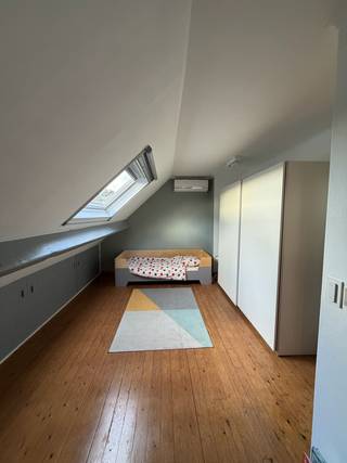 Instapklare woning in een doodlopende straat met zuidwest gerichte tuin.Het betreft hier een halfopen bebouwing met een oprit met plaats voor 2...