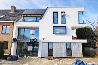 Dit gelijkvloers appartement is gelegen in een stijlvol en kleinschalig nieuwbouwproject (50% verkocht). Deze heeft een inkomhal, toilet,...