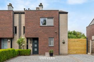 Voor meer info en foto’s, surf naar www.swevers.be – In een kindvriendelijke buurt van Leopoldsburg ontdek je deze instapklare halfopen woning...