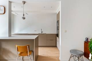 <strong>Prachtig appartement met twee slaapkamers<br /></strong><br /><strong>Instapklaar </strong>appartement van ca. <strong>98 m²</strong> op de vierde verdieping in één van de mooiste lanen van Deurne. Het westgerichte terras van ca. <strong>10m² </strong>is perfect om te profiteren van de zon, te ontspannen of te genieten van het zicht op het domein Rivierenhof.<br /><br />Deze woning biedt u een uitzonderlijke leefruimte met veel natuurlijk licht. De volledig geïnstalleerde open keuken is uitgerust met moderne apparatuur en staat in verbinding met de leefruimte.<br /><br /><strong>Indeling:</strong><br />- Inkomhal met ingebouwde kasten<br />- Toilet<br />- Leefruimte met toegang tot het terras<br />- Open keuken met toegang tot het terras<br />- Slaapkamer 1<br />- Slaapkamer 2<br />- Badkamer met inloopdouche<br /><br />Bovendien zorgt de <strong>ligging</strong> van dit appartement ervoor dat u gemakkelijk toegang heeft tot het openbaar vervoer, invalswegen, horeca, scholen en op wandelafstand het domein Rivierenhof.<br /><br /><strong>Bijzonderheden:</strong><br />- Mobiscore <strong>9/10</strong><br />-<strong> EPC C </strong>met een score van <strong>250 kWh/(m² jaar)<br /></strong>- <strong>Dubbele </strong>beglazing met PVC schrijnwerk<br />- Keuken van <strong>KVIK </strong>met Siemens-apparatuur<br />- Zonnescherm aanwezig<br />- Automatische <strong>rolluiken </strong>in de slaapkamers<br />- Ingebouwde kasten<br />- Mogelijkheid om een <strong>garagebox </strong>aan te kopen<br /><br /><em>Stedenbouwkundige informatie in aanvraag.</em>