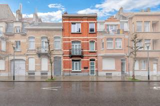 <p>Dit karaktervolle gebouw is momenteel ingericht in <strong>drie appartementen</strong> en biedt dankzij de veelzijdige indeling tal van mogelijkheden, zowel voor eigen bewoning als voor verhuur of een combinatie van beide. Stedenbouwkundig gekend als woning!</p><p> </p><p>Het pand geniet van een <strong>gunstige en centrale ligging</strong>, nabij openbaar vervoer, winkels, scholen en diverse dagelijkse voorzieningen. Bovendien zijn er vlotte verbindingen naar Brussel en de belangrijkste invalswegen.</p><p> </p><p><strong>Indeling:</strong></p><ul><li><p><strong>Gelijkvloers:</strong> appartement met <strong>1 slaapkamer</strong>, privatieve <strong>tuin</strong> en <strong>kelder</strong></p></li><li><p><strong>1ste verdieping:</strong> appartement met <strong>1 slaapkamer</strong>, <strong>bureau en balkon</strong></p></li><li><p><strong>2de verdieping:</strong> appartement met <strong>1 slaapkamer</strong>, <strong>bureau en balkon</strong></p></li><li><p><strong>Zolder: </strong>ruime bijkomende ruimte met verschillende mogelijkheden</p></li></ul><p>Dankzij de <strong>praktische indeling, aantrekkelijke woonoppervlaktes en centrale ligging</strong> biedt dit gebouw uitzonderlijke mogelijkheden. Aparte tellers voor gas en elektriciteit.</p><p> </p><p><strong>Troeven:</strong></p><ul><li><p>Gebouw met 3 appartementen</p></li><li><p>Gelijkvloers appartement met tuin</p></li><li><p>Aparte tellers voor gas en elektriciteit</p></li><li><p>Goede ligging: nabij winkels, vervoer en scholen</p></li><li><p>Interessant investeringsrendement</p></li></ul><p> </p><p>Bent u op zoek naar een karaktervol gebouw met tal van mogelijkheden? Ontdek dan zeker dit veelzijdige pand in Anderlecht!</p>