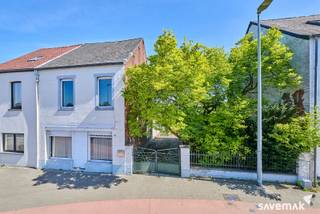<p><span>In the heart of Leopoldsburg we find this charming house to renovate.</span></p><p><span> </span></p><p><span>Despite its central location, close to schools and stores, you can enjoy a spacious, quiet garden of 10 acres.</span></p><p><span> </span></p><p><span>On the ground floor we find the living space with the original layout and authentic elements. </span></p><p><span>Furthermore, we find the kitchen, utility room and bathroom.</span></p><p><span> </span></p><p><span>There is also a dry cellar for more storage space.</span></p><p><span> </span></p><p><span>On the second floor there are 2 spacious rooms and the attic offers further expansion possibilities.</span></p><p><span> </span></p><p><span>Outside there is another covered parking space for your car and you can start growing your own vegetables in the greenhouse. </span></p><p><span> </span></p><p><span> </span></p><p><span>Renovation requirement residential buildings applicable.<br />More info: <span>https://energiesparen.be/renovatieverplichting</span></span></p><p><span> </span></p><p><span>Administrative measures in the register of measures: no</span></p>